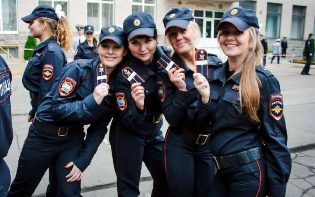 Российскую полицейскую уволили из-за скандальной славы в сети: видео
