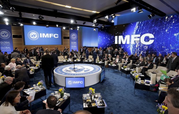 Назад в объятия России? Президент отказался от денег МВФ