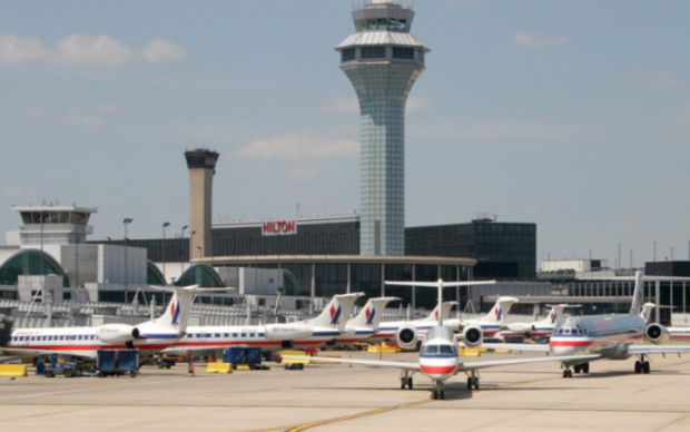 Два самолета столкнулись в аэропорту: подробности
