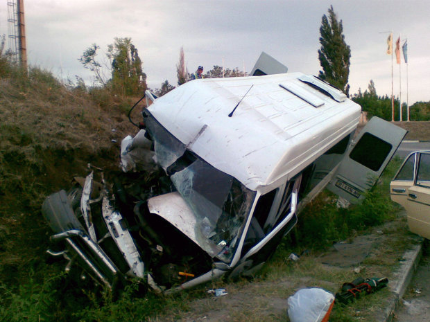 В Виннице микроавтобус на полном ходу влетел в грузовик, погибли иностранцы