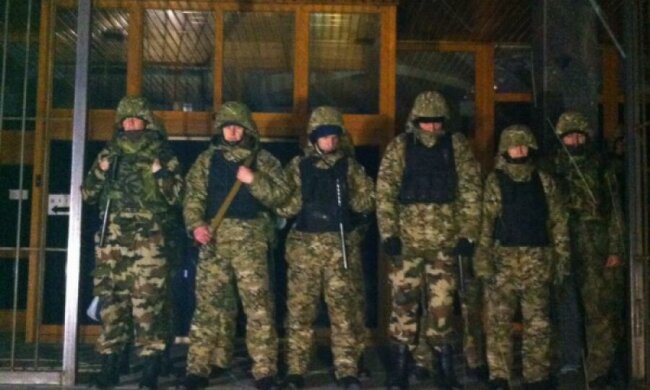 Автоматчикам Коломойского дали сутки на разоружение