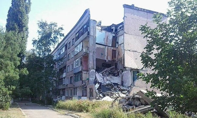 Разрушенные дома и обгоревшая церковь - оккупированный Первомайск (фото)