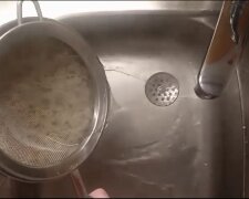 Як зливати окріп у раковину: фото скрін Ютуб