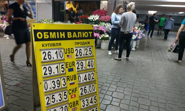 Курс валют на 8 грудня: долар довів євро до ручки, гривня жива і тепла