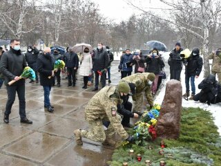 В Краматорске почтили память жертв обстрела города из "смерчей", фото: штаб ООС