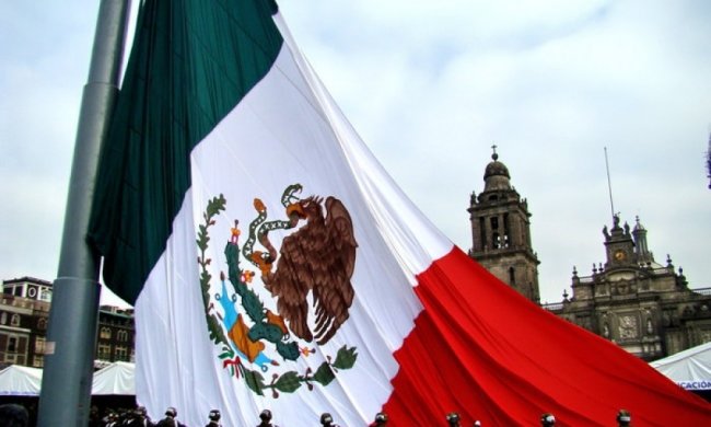 Мексиканський солдат на прапорі злетів на 30 метрів (відео)