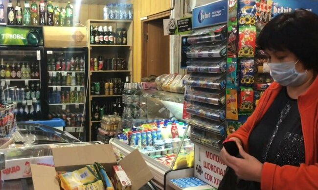 Запорожцы пустили по кругу потрепанную маску в супермаркете - обчихали всей толпой
