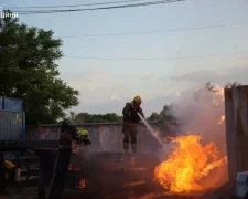Рятувальники ДСНС ліквідовують наслідки ракетного обстрілу Одеси