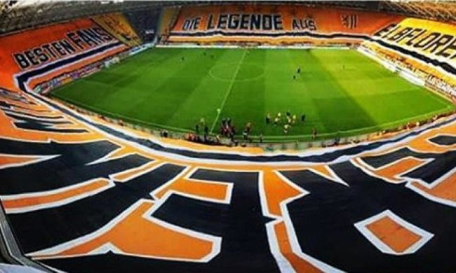 Фанати німецького "Динамо" накрили банером увесь стадіон (фото)
