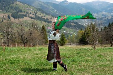 Українка у горах