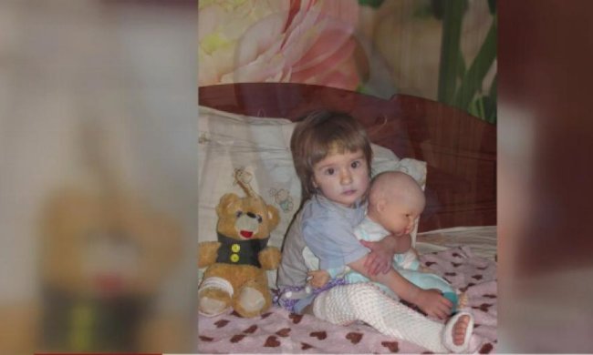 На двухлетнего ребенка в Сумах упала мемориальная плита