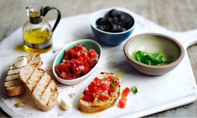 Свіжа томатна сальса з брускеттою за 10 хвилин