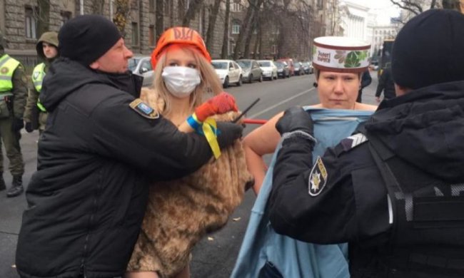 Обнаженная девушка атаковала шоколадные орешки и конфеты