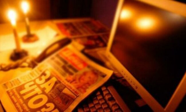 Россия в срочном порядке свозит в Крым электрогенераторы и топливо (видео)