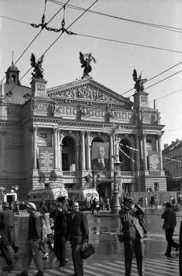 Львів, парад біля оперного театру, 1964 рік / фото: То є Львів