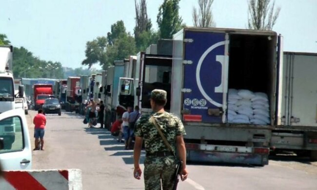 Фуры продолжают ехать в Крым через пропускной пункт Каланчак 