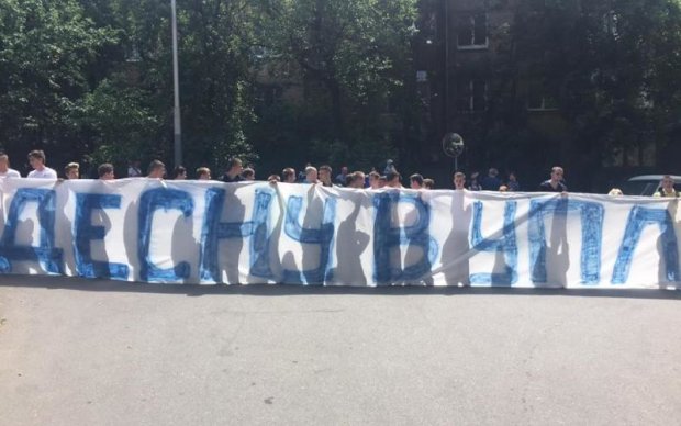 Недовольные фанаты черниговского клуба устроили пиротехническое шоу перед Домом футбола 

