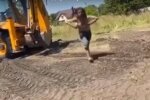 Неадекватная харьковчанка бросалась под колеса трактора: "Спасите! Убивают!"