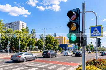 Світлофор на перехресті бульвару Вацлава Гавела та вулиці Метробудівської у Києві