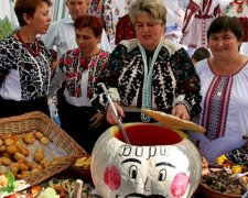 На Співочому полі варять полуничний борщ і козацький куліш