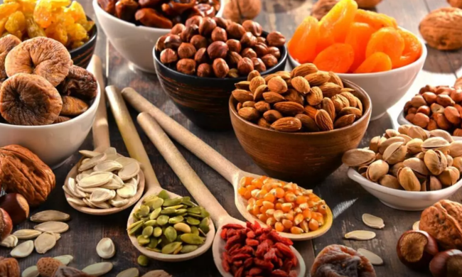 Орехи и семена на столе. Фото: Pinterest