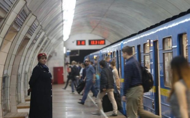 Пробили дно: реклама в подземке достала киевлян