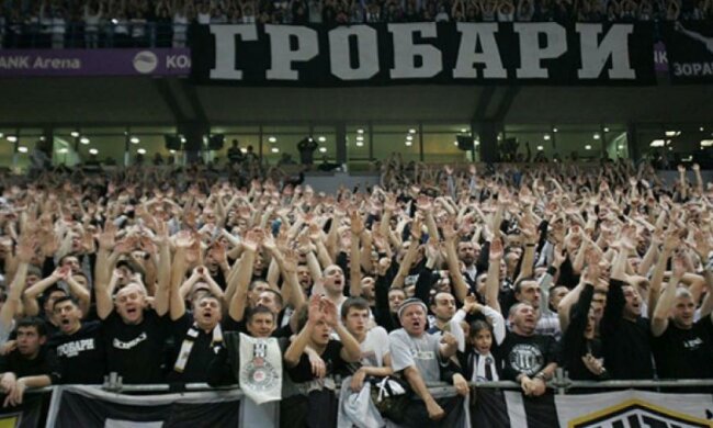 Сербські фанати облили арбітра матчу крижаною водою (відео)