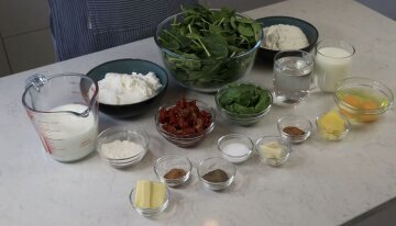 Млинці зі шпинатом під соусом бешамель: фото скрін Ютуб