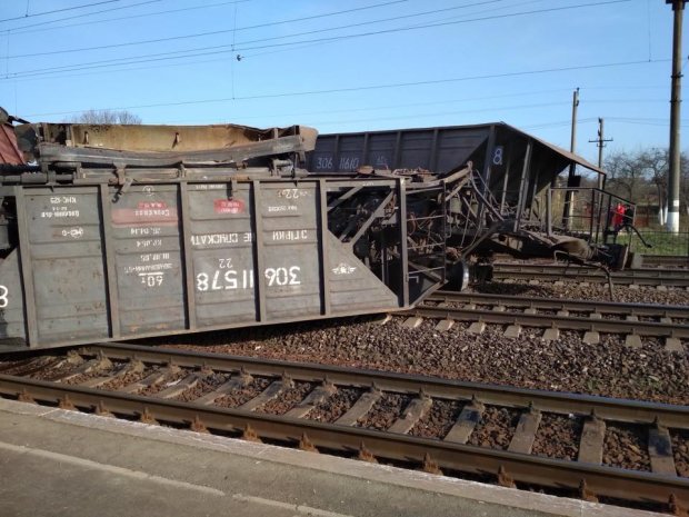 Пассажирские поезда столкнулись в Кривом Роге, есть жертвы