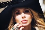 Кожен заробляє, як може: Світлана Лобода травмувала коліна на роботі