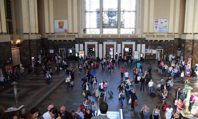 "Любов до України затьмарюється г***донами": на київському вокзалі нахабно "чистять" людей, - копи не реагують