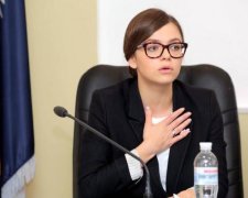 Скандальна заступниця міністра торгує собою на аукціоні