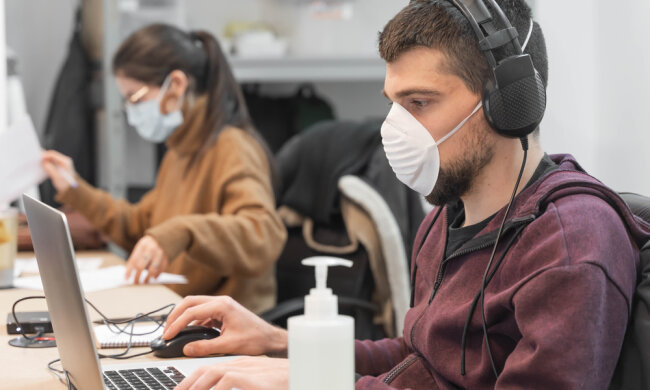 Непривитых украинцев будут отстранять от работы: официальное постановление Кабмина