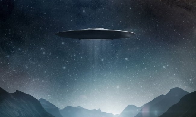 Канадец заснял НЛО между молниями