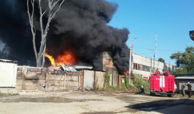Масштабну пожежу на заводі під Києвом гасили більше шести годин