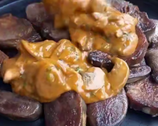 Язик в густій грибній підливі, кадр з відео