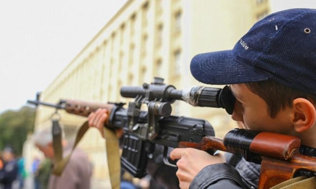 На выставке в Ужгороде  можо посидеть в БТРе (фото)  