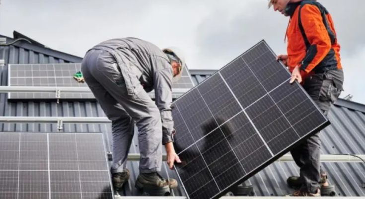 Установка солнечных панелей на доме