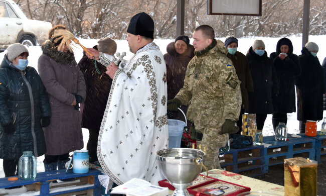 ЗСУ на Водохреще влаштували для прифронтового селища свято, фото: штаб ООС