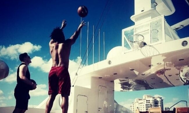 Хэй отдыхает на яхте стоимостью 34 миллиона долларов (фото)