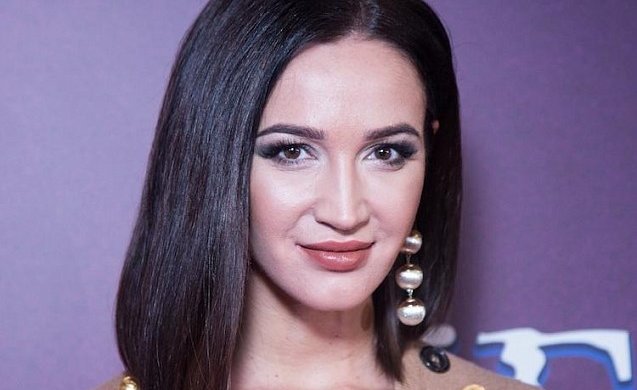 Золота Бузова впала в келих: всіх привітає з Новим Роком