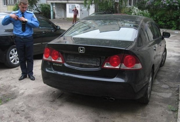 Грабитель оставил без номеров полсотни автомобилей Киева