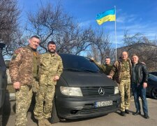 Волонтери передали автомобіль нашим захисникам: Андрій Андрєєв показав "залізного коня"