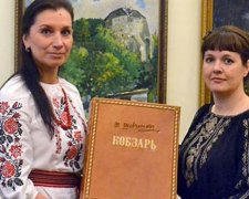 Рівненські майстрині створили повністю вишитий "Кобзар" (фото)