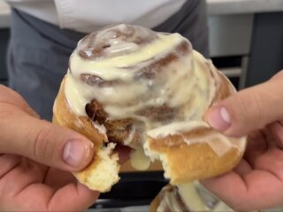 Сінабони із ніжнім сирним кремом: фото скрін рецепту