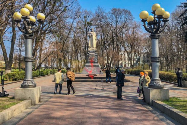 В Киеве националисты пытаются снести памятник кровавому генералу: трансляция