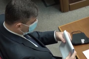 Нардеп Лубинец прямо в Раде сыграл шахматную партию и говорил по телефону: кадры просочились в сеть