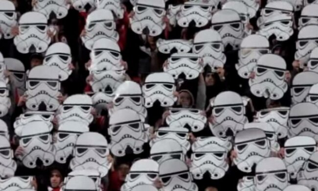 Штурмовики из "Звездных войн" стали футбольными фанатами (видео)
