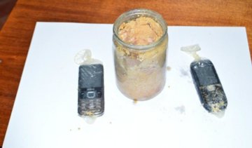 До тернопільської колонії передавали консерви з мобільними