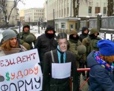 Под администрацией Порошенко поставили клон президента